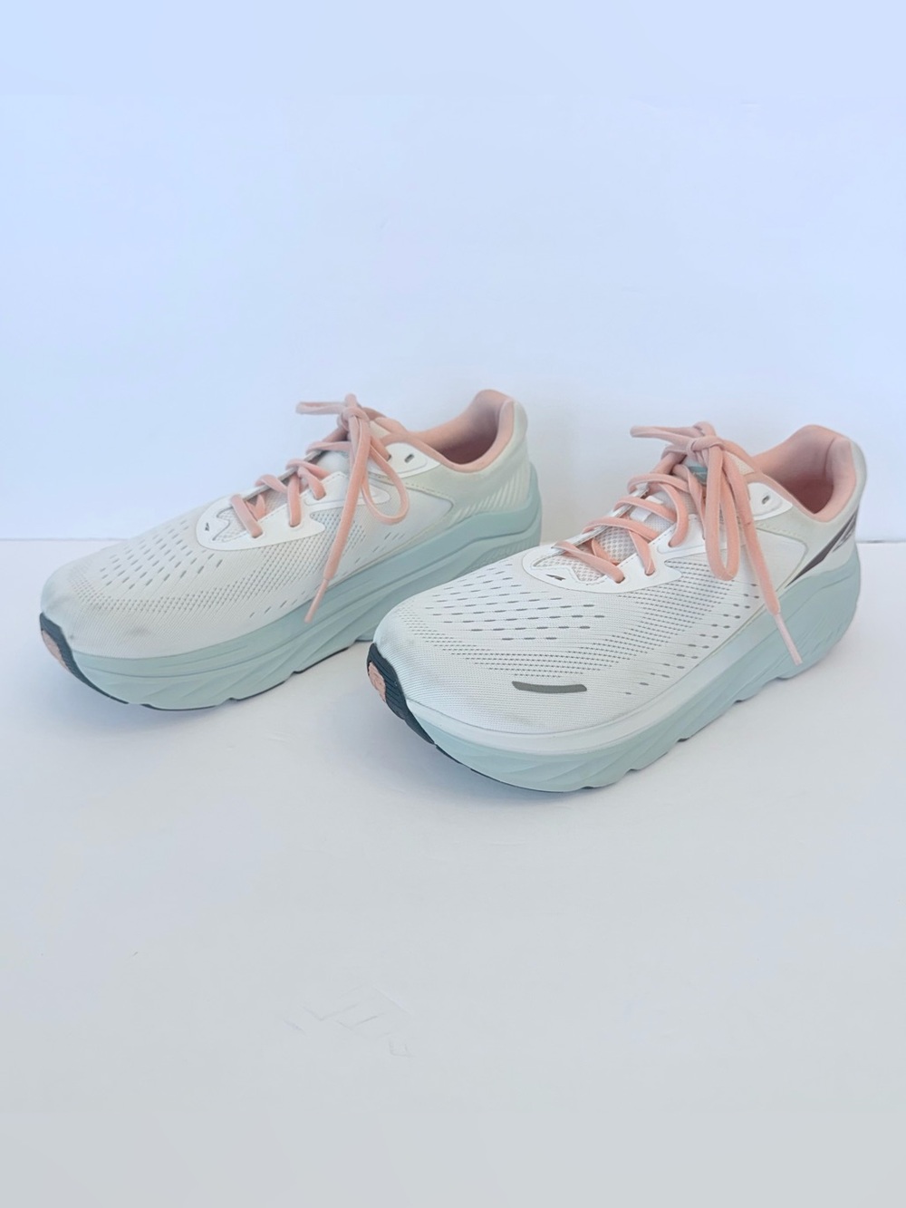 Altra VIA Olympus 2 Road Running Shoes in a White/Light Blue, size 10 - Picture 2 of 9